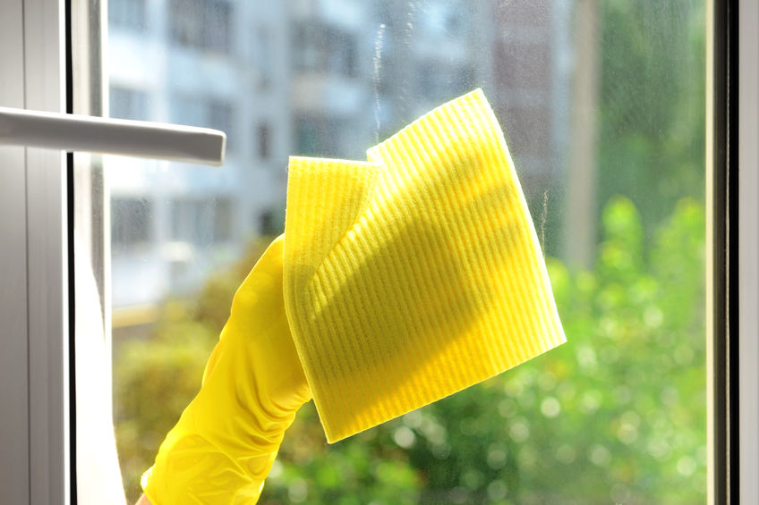 34823373 - cleaning windows with special rag